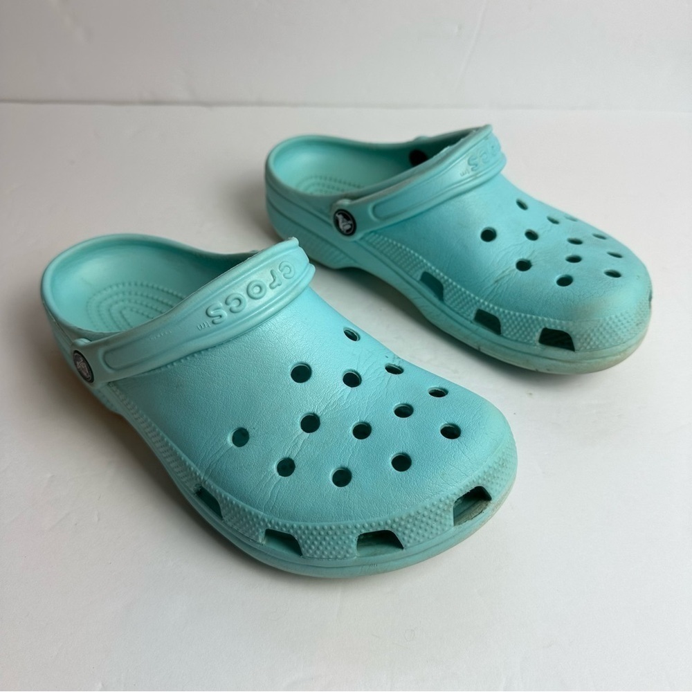 Crocs Clogs Women's size 8 or Men's size 6 Shoes Unisex Waterproof Washable blue